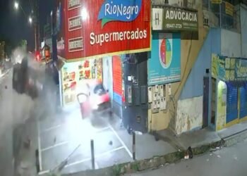 Casal morre após grave acidente entre carro e viatura na avenida Autaz Mirim, em Manaus