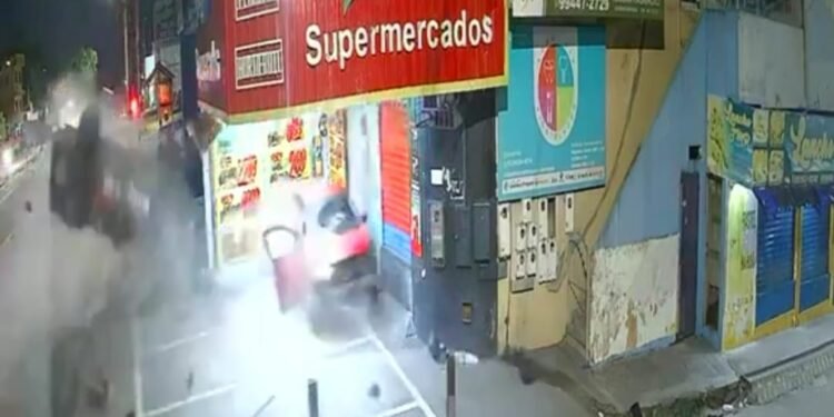 Casal morre após grave acidente entre carro e viatura na avenida Autaz Mirim, em Manaus