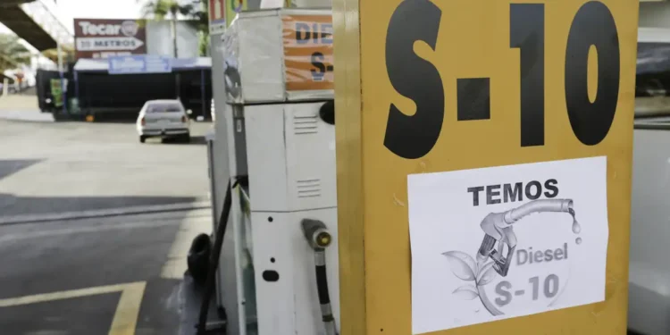 Petrobras ajusta preços do diesel em R$ 1,12