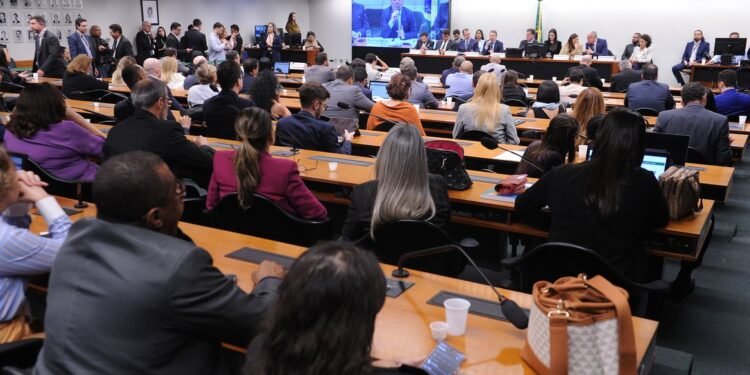 CCJ da Câmara adia análise da PEC da redução da maioridade penal