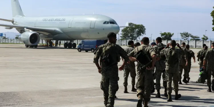 FAB envia militares e 18 toneladas de medicamentos para a Venezuela