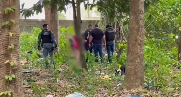 Homem é morto em área de mata e casal é preso após fugir com moto da vítima