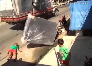 Mulher é atingida por cama que caiu de caminhão em avenida de Parintins; motorista é investigado