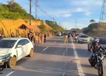 Acidente entre motocicleta e carro mobiliza equipes de resgate na zona Norte de Manaus