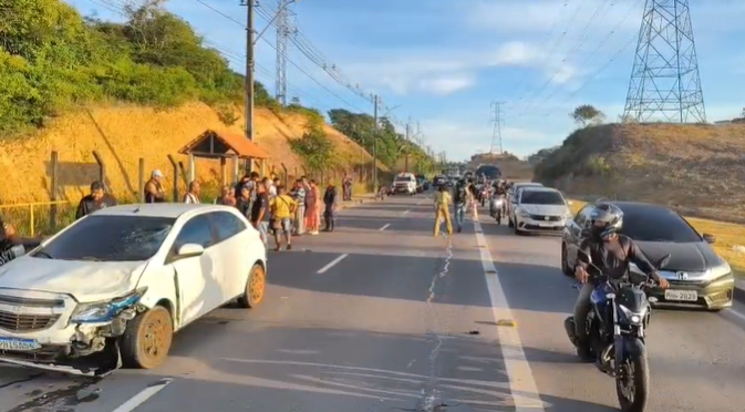 Acidente entre motocicleta e carro mobiliza equipes de resgate na zona Norte de Manaus
