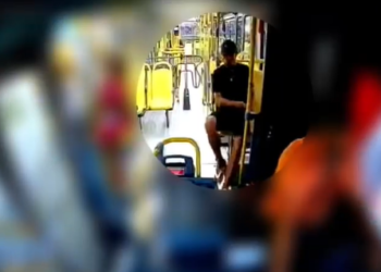 Armado, homem rende motorista e rouba ônibus da linha 515 no Centro de Manaus; polícia divulga imagem
