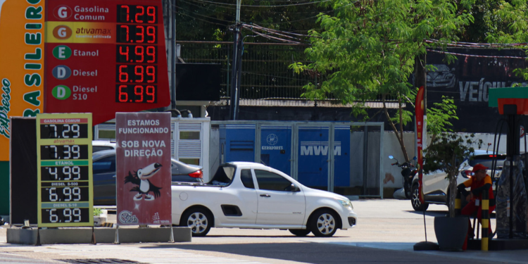 Motoristas reclamam da alta da gasolina e cobram medidas contra reajuste em Manaus