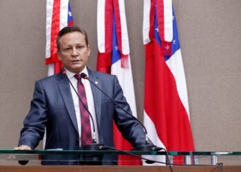 Adjuto Afonso é eleito presidente da Aleam sob protestos e cinco votos contrários da oposição