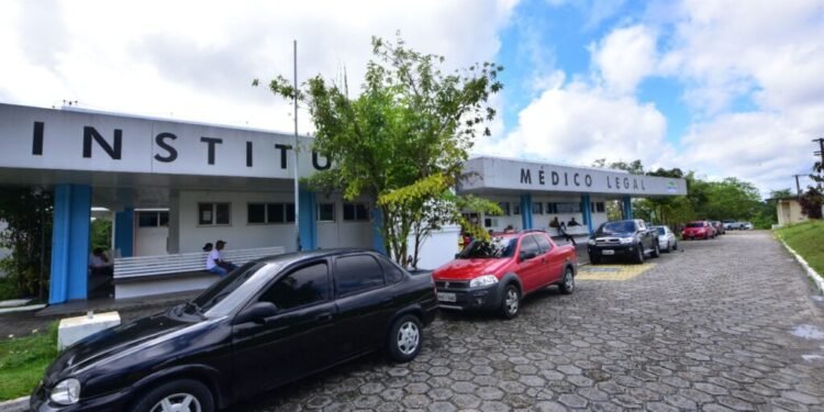 Feto é encontrado enterrado em terreno baldio na zona leste de Manaus; polícia investiga abandono
