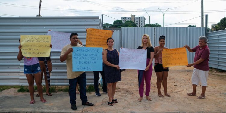 Famílias atingidas por incêndio cobram acesso a apartamentos do complexo Cachoeira Grande
