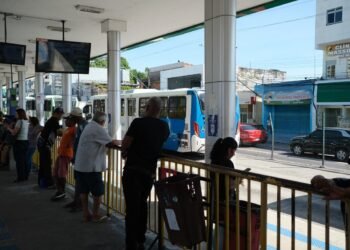 Greve dos Rodoviários passageiros enfrentam horas de espera e cobram solução imediataGreve dos Rodoviários passageiros enfrentam horas de espera e cobram solução imediata