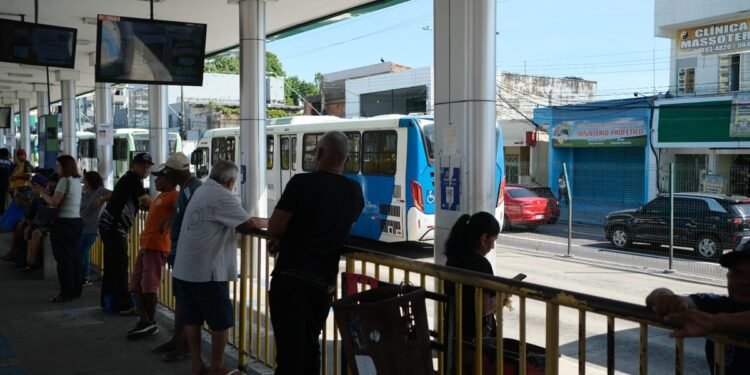 Greve dos Rodoviários passageiros enfrentam horas de espera e cobram solução imediataGreve dos Rodoviários passageiros enfrentam horas de espera e cobram solução imediata