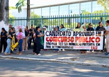 Aprovados em concurso da Semed protestam em frente à Prefeitura e cobram convocação imediata em Manaus