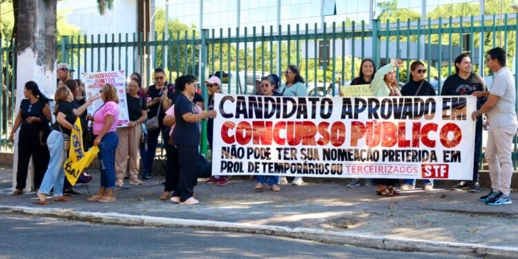 Aprovados em concurso da Semed protestam em frente à Prefeitura e cobram convocação imediata em Manaus