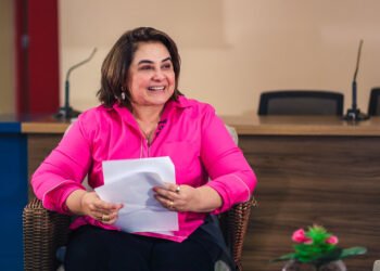 Por que a única mulher na disputa pelo governo precisa reafirmar sua candidatura? Professora Maria do Carmo responde e especialista avalia