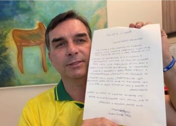 Moraes proíbe visitas de Flávio a Jair Bolsonaro; senador acusa ministro de interferência nas eleições
