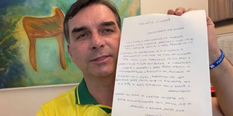 Moraes proíbe visitas de Flávio a Jair Bolsonaro; senador acusa ministro de interferência nas eleições