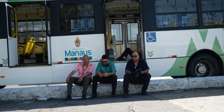 Paralisação dos ônibus repercute nas redes sociais e internautas se dividem sobre greve