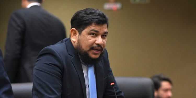 STJ mantém tornozeleira e proíbe Rosinaldo Bual de retornar à Câmara de Manaus