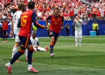 Espanha vence a Áustria e avança às oitavas da Copa do Mundo
