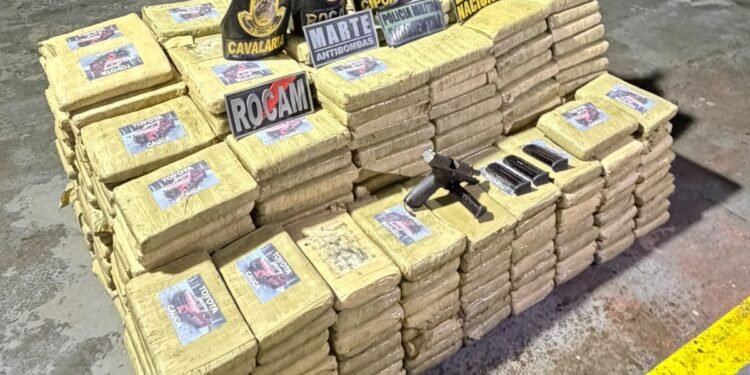 Confronto entre traficantes e piratas leva polícia a apreender carga milionária de drogas no Amazonas