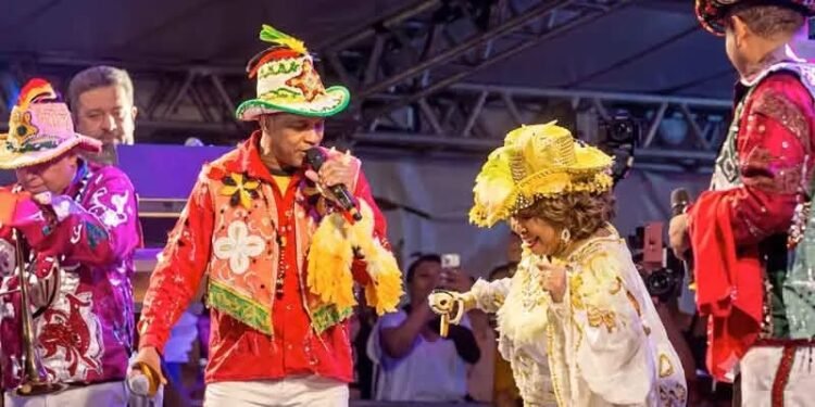 Alcione sofre queda durante show em São Luís, mas segue apresentação e tranquiliza fãs