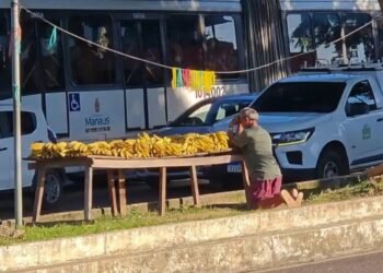 Vendedor faz oração antes de começar o trabalho em Manaus e comove internautas
