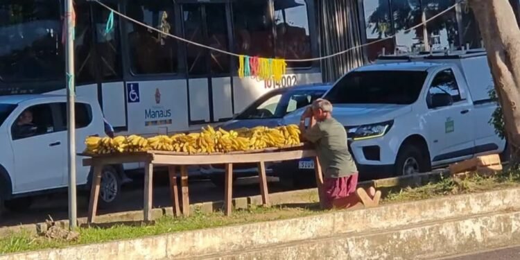 Vendedor faz oração antes de começar o trabalho em Manaus e comove internautas
