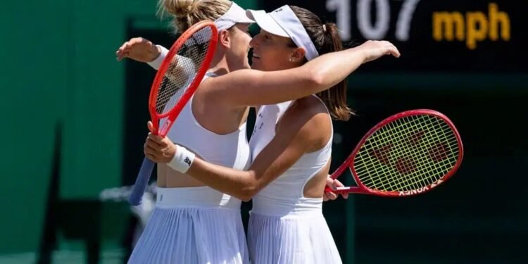 Luisa Stefani encerra jejum de 59 anos e avança à final de duplas em Wimbledon