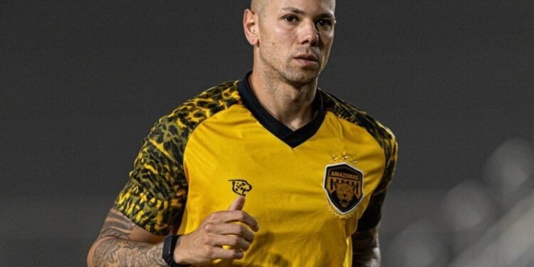 ‘Querem tirar o foco do real problema’: staff de zagueiro rebate publicação do Amazonas FC