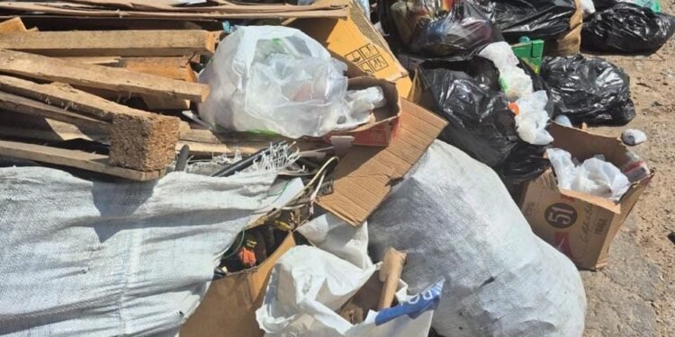 Lixo toma conta da Autaz Mirim e MPAM investiga situação após denúncias de moradores