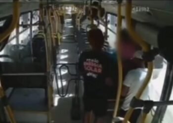Dupla suspeita se passa por passageiros antes de assaltar ônibus da linha 560