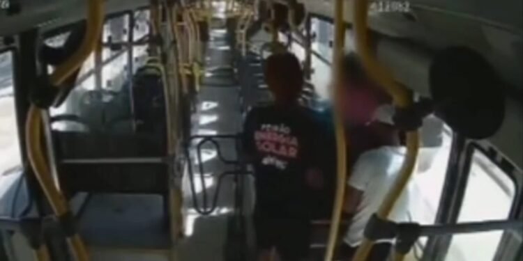 Dupla suspeita se passa por passageiros antes de assaltar ônibus da linha 560