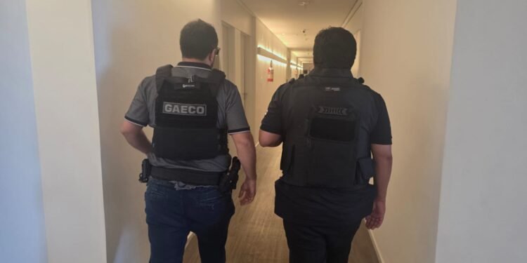 Operação do MP mira suspeita de desvio de dinheiro de contratos públicos e bloqueia até R$ 25 milhões