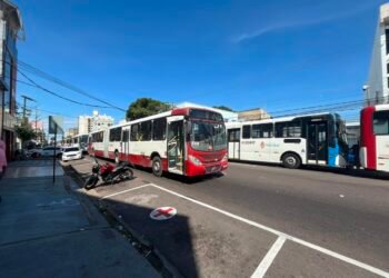 ‘Acabou o diálogo’: rodoviários paralisam transporte coletivo por atraso de salários e plataformas ficam lotadas em Manaus
