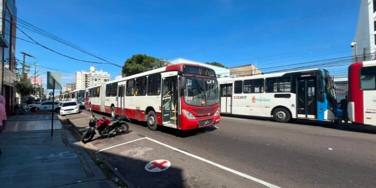 ‘Acabou o diálogo’: rodoviários paralisam transporte coletivo por atraso de salários e plataformas ficam lotadas em Manaus