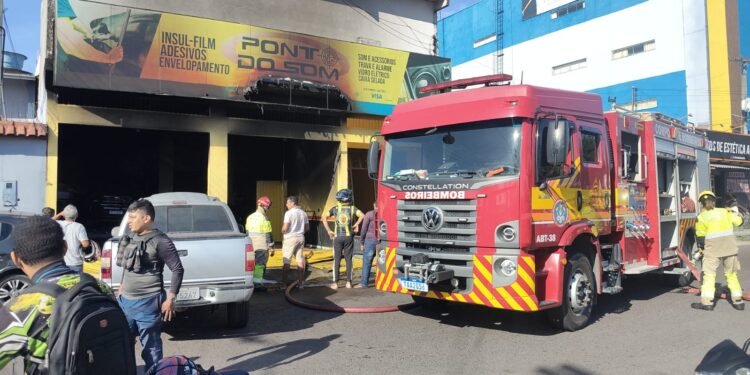 Incêndio atinge loja de acessórios automotivos na zona Norte de Manaus