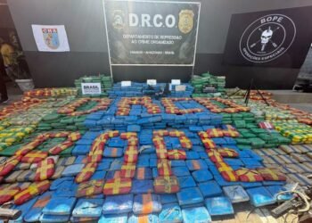 Operação apreende mais de 2,5 toneladas de cocaína, fuzil e munições no Rio Solimões