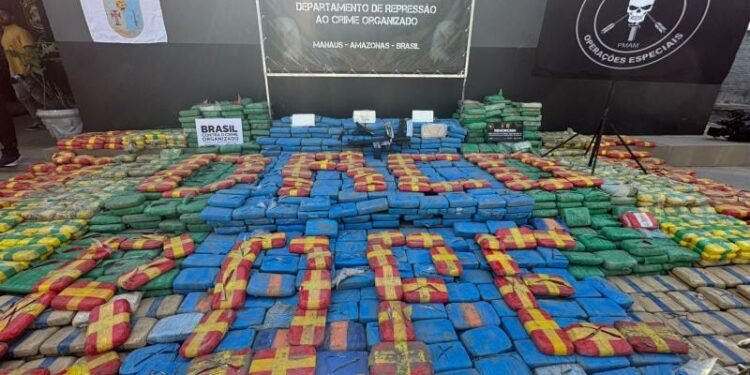 Operação apreende mais de 2,5 toneladas de cocaína, fuzil e munições no Rio Solimões