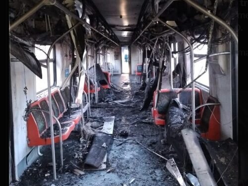 Explosão em trem provoca incêndio, paralisa linhas e força passageiros a caminhar pelos trilhos em SP