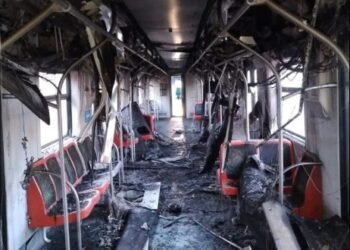Explosão em trem provoca incêndio, paralisa linhas e força passageiros a caminhar pelos trilhos em SP