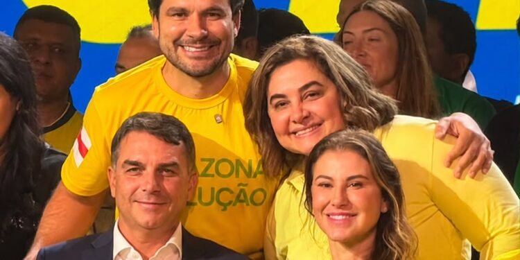 Professora Maria do Carmo participa de convenção nacional do PL que oficializa Flávio Bolsonaro como candidato à Presidência