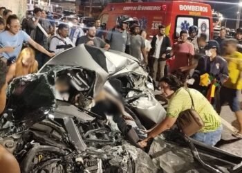 Carreta tomba sobre dois carros e deixa feridos na avenida das Torres, em Manaus