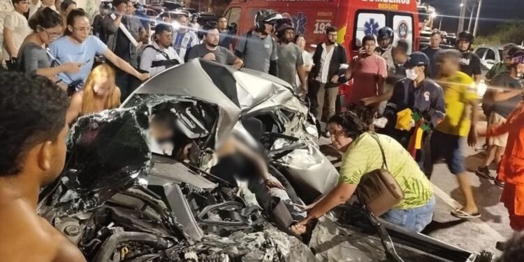 Carreta tomba sobre dois carros e deixa feridos na avenida das Torres, em Manaus