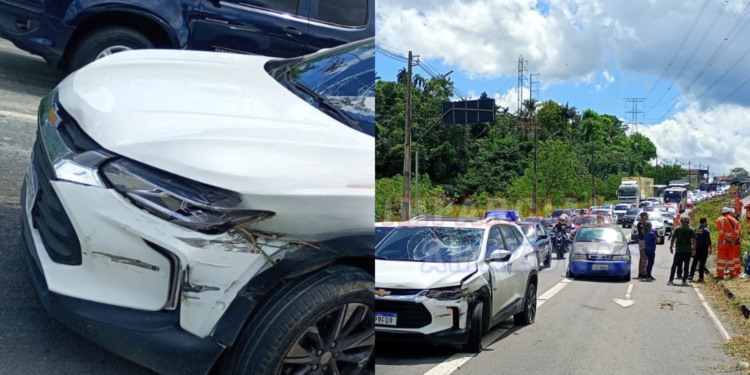 Veículo fica destruído após colisão na Avenida das Torres - (Foto: Reprodução/Internet)