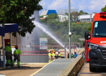 Após seis dias de trabalho contínuo para conter e resfriar o tanque, a ocorrência foi controlada (Foto: Luiz André Nascimento - Rios de Notícias)