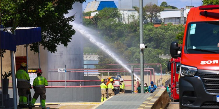 Após seis dias de trabalho contínuo para conter e resfriar o tanque, a ocorrência foi controlada (Foto: Luiz André Nascimento - Rios de Notícias)