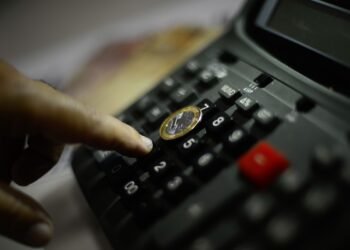 Prévia da inflação oficial fica em 0,06% em julho, diz IBGE