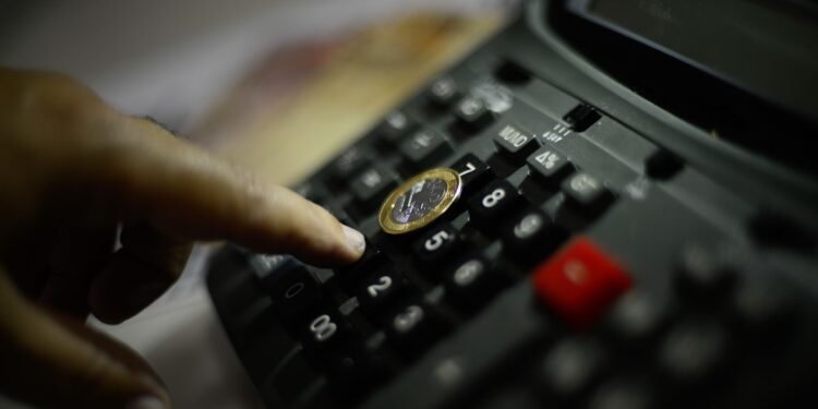 Prévia da inflação oficial fica em 0,06% em julho, diz IBGE
