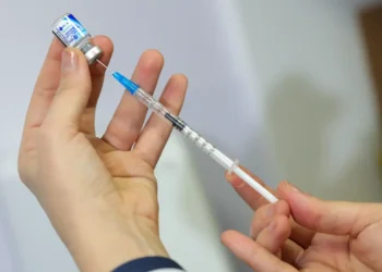 Vacina contra vírus sincicial respiratório em idosos reduz internações em 75%